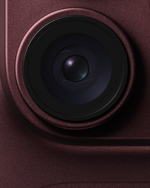 Hlavní fotoaparát burgundsky červeného iPhonu 18 Pro s variabilní clonou