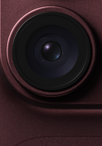 Hlavní fotoaparát burgundsky červeného iPhonu 18 Pro s variabilní clonou