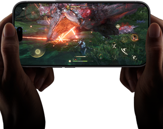 iPhone 18 Pro zepředu, na displeji je scéna ze hry Monster Hunter Outlanders jako ukázka výkonu čipu A20 Pro