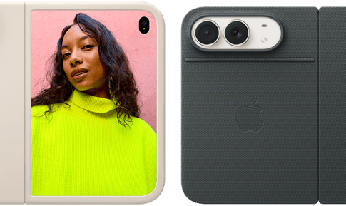 Pohled zezadu na úplně otevřený nebesky bílý iPhone Duo otočený na šířku, v pískovém silikonovém krytu, vlevo nahoře dvojitá Fusion fotosoustava, kryt chrání celou zadní stranu a okraje vnějšího displeje,
na pravé straně je vidět vnější displej a na něm portrét člověka. Pohled zezadu na nebesky bílý iPhone Duo v námořnicky modrém krytu, dvojitá 48Mpx Fusion zadní fotosoustava se dvěma objektivy