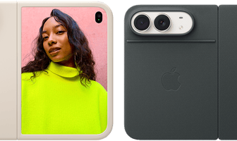 Pohled zezadu na úplně otevřený nebesky bílý iPhone Duo otočený na šířku, v pískovém silikonovém krytu, vlevo nahoře dvojitá Fusion fotosoustava, kryt chrání celou zadní stranu a okraje vnějšího displeje, na pravé straně je vidět vnější displej a na něm portrét člověka. Pohled zezadu na nebesky bílý iPhone Duo v námořnicky modrém krytu, dvojitá 48Mpx Fusion zadní fotosoustava se dvěma objektivy