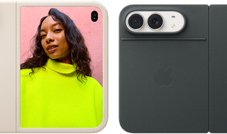 Pohled zezadu na úplně otevřený nebesky bílý iPhone Duo otočený na šířku, v pískovém silikonovém krytu, vlevo nahoře dvojitá Fusion fotosoustava, kryt chrání celou zadní stranu a okraje vnějšího displeje, na pravé straně je vidět vnější displej a na něm portrét člověka. Pohled zezadu na nebesky bílý iPhone Duo v námořnicky modrém krytu, dvojitá 48Mpx Fusion zadní fotosoustava se dvěma objektivy