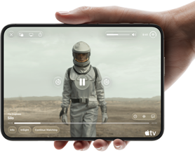 Úplně otevřený iPhone Duo, jedna ruka ho drží na šířku, na vnitřní obrazovce je snímek ze seriálu Apple TV „Silo“