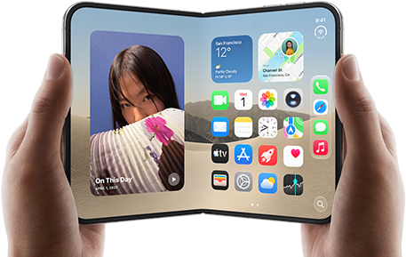 Rozevřený iPhone [V68] v barvě [L8], dvě ruce ho drží na šířku, na vnitřním displeji je vlevo widget fotek a vpravo aplikace