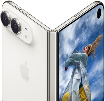 iPhone Duo pootevřený jako kniha, uprostřed je mechanismus pantu, na levé vnější straně logo Apple a dvojitý fotoaparát a na vnějším displeji napravo se zobrazuje fotka člověka s blonďatými vlasy