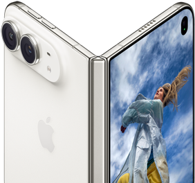 iPhone Duo pootevřený jako kniha, uprostřed je mechanismus pantu, na levé vnější straně logo Apple a dvojitý fotoaparát a na vnějším displeji napravo se zobrazuje fotka člověka s blonďatými vlasy