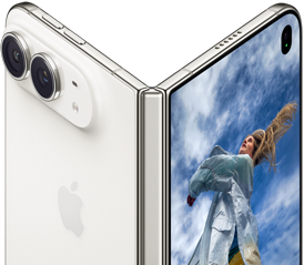 iPhone Duo pootevřený jako kniha, uprostřed je mechanismus pantu, na levé vnější straně logo Apple a dvojitý fotoaparát a na vnějším displeji napravo se zobrazuje fotka člověka s blonďatými vlasy
