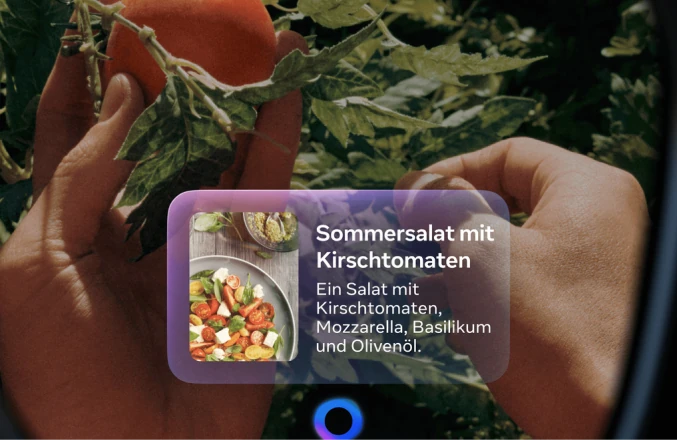 Rezeptvorschlag von Meta AI im Display der Brille, im Hintergrund Hände an einer Tomatenpflanze