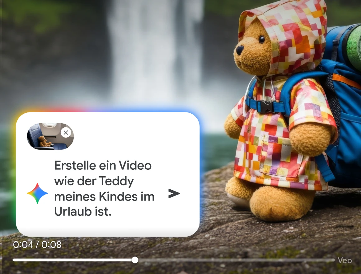 Ein Foto von einem Teddy im Flugzeug, Gemini bekommt den Prompt Erstelle ein Video wie der Teddy meines Kindes im Urlaub ist, groß ist ein Bild von einem wandernden Teddy vor einem Wasserfall zu sehen