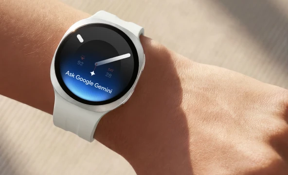 Android-Smartwatch mit sichtbarer Uhr und der Aufschrift Ask Google Gemini