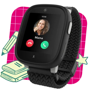 Die Kids Watch XPLORA X6 Play eSIM (2025) in der Farbe Schwarz. Im Display sieht man, dass die Mama anruft.