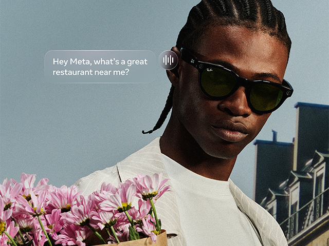 Ray-Ban Meta Wayfarer (Gen 2) Lifestyle mit Schriftzug „Hey Meta, empfiehl mir ein gutes Restaurant in der Nähe