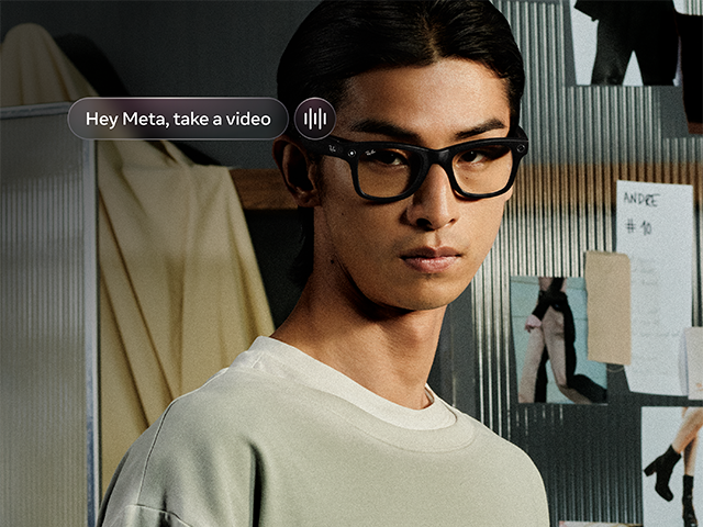 Ray-Ban Meta Wayfarer (Gen 2) Lifestyle mit Schriftzug „Hey Meta, nimm ein Video auf