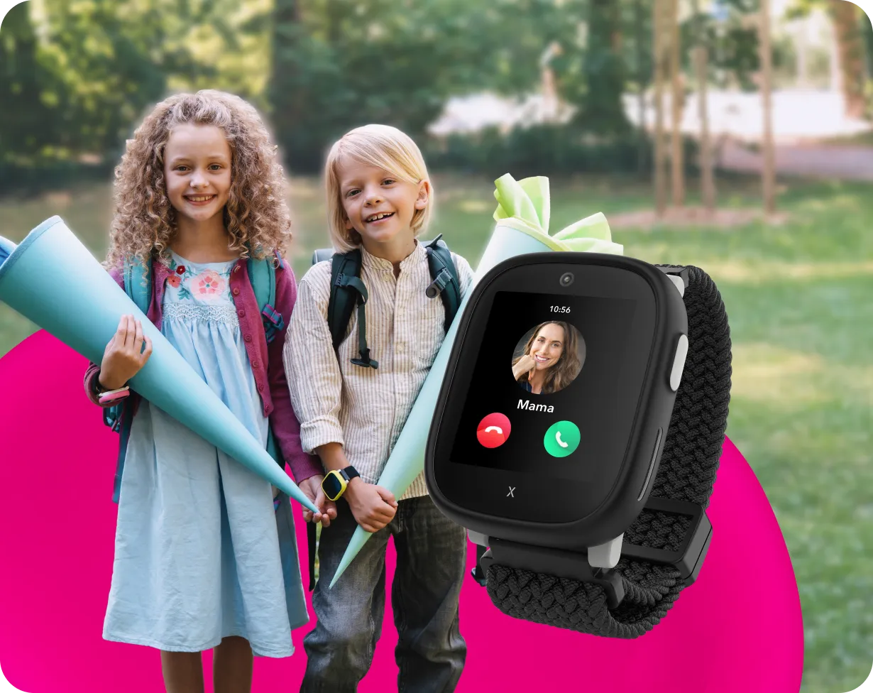 Zwei Kinder mit Schultüten und schwarzer Xplora Kids Watch mit Geflechtsarmband, die einen eingehenden Anruf von Mama zeigt