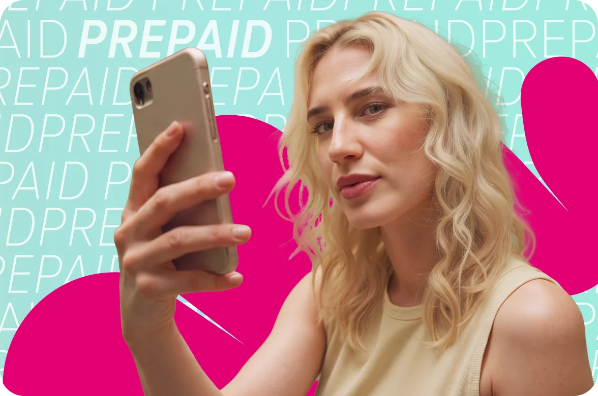 Eine blonde Frau mit einem Smartphone in der Hand, im Hintergrund sieht man mehrfach das Wort Cashback