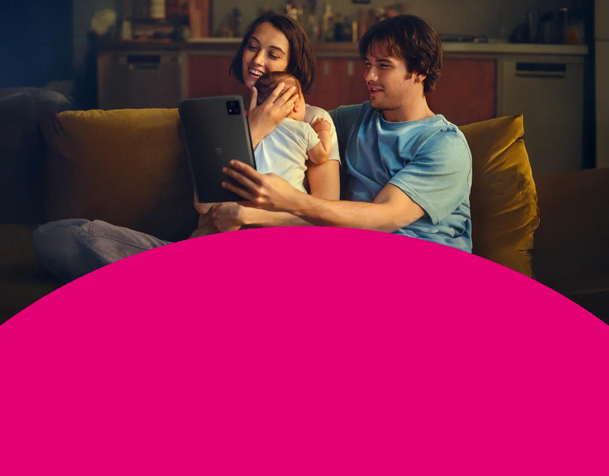 Junge Familie genießt schnelles Internet auf einem Tablet mit 250 MBit/s Angebot der Telekom