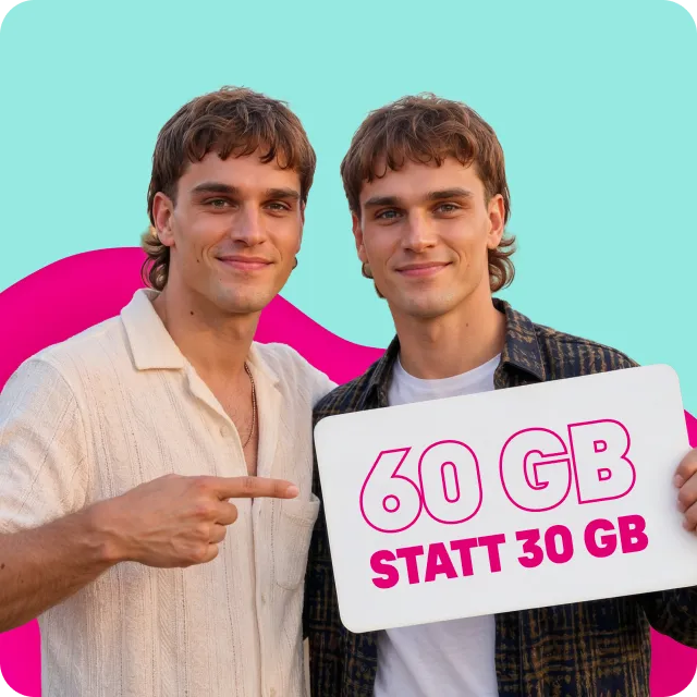Zwei junge Männer zeigen ein Schild mit der Aufschrift 60 GB statt 30 GB