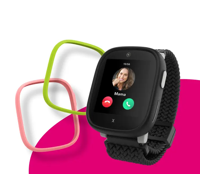 Schwarze XPLORA X6 Kinderuhr mit grünem und pinken Uhrenrahmen vor grauem und magentafarbenem Hintergrund.