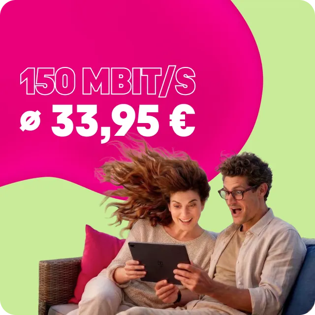 Begeistertes Paar schaut gemeinsam auf ein Tablet auf dem Sofa
