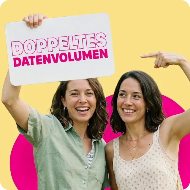 Zwei lächelnde Frauen halten ein Schild mit der Aufschrift Doppeltes Datenvolumen