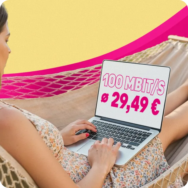 Frau nutzt Laptop in einer Hängematte – MagentaZuhause Internetangebot