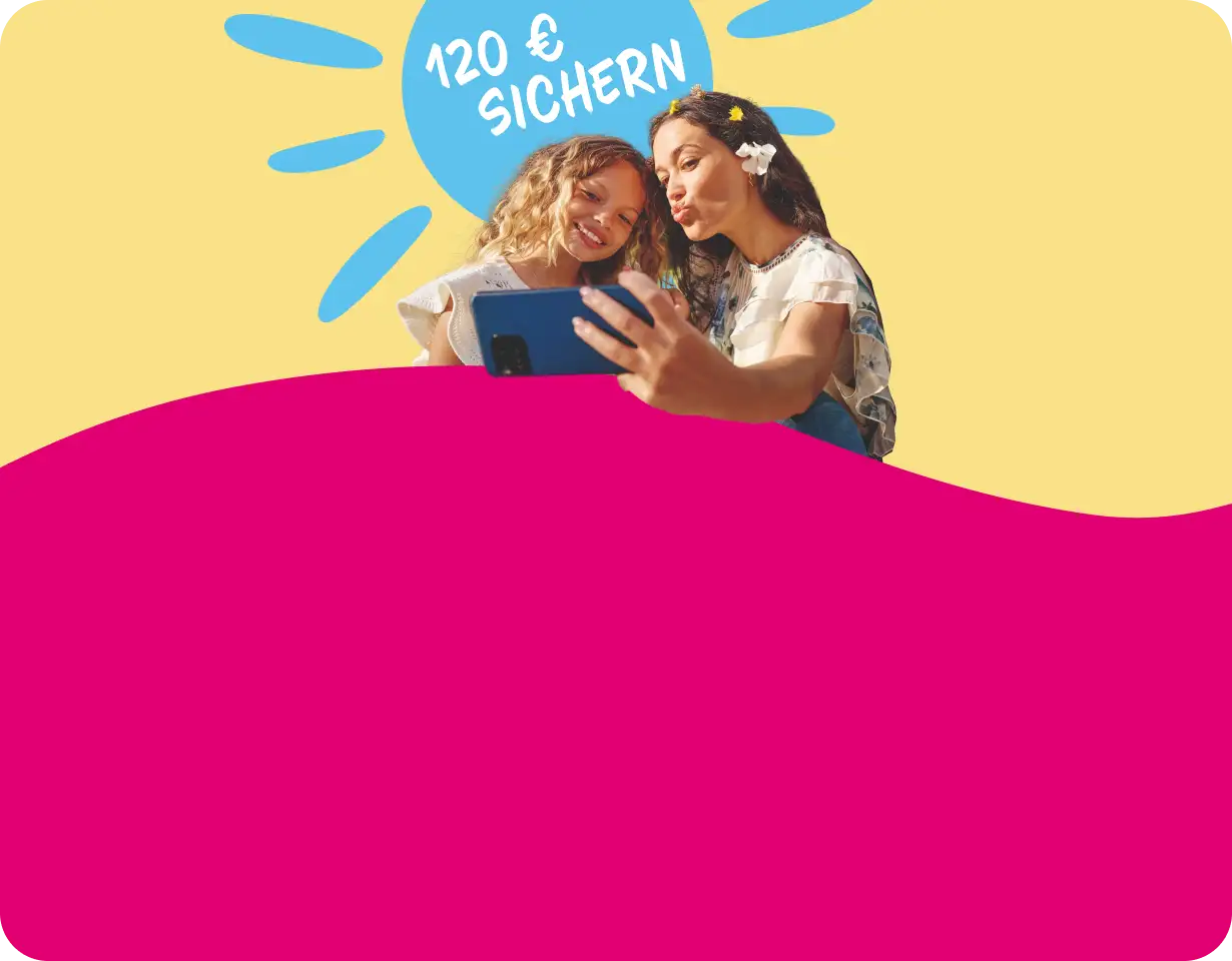 Zwei junge Frauen machen ein Selfie mit einem Smartphone.