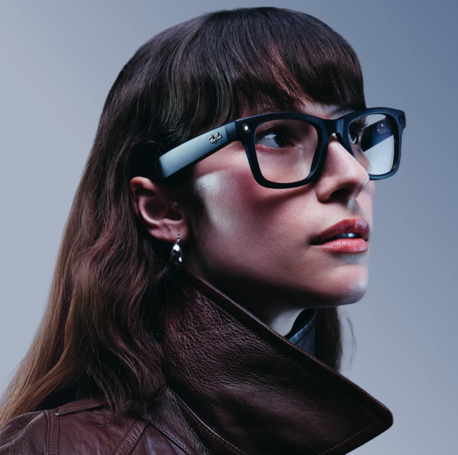 Frau mit Ray-Ban Meta Brille im Profil