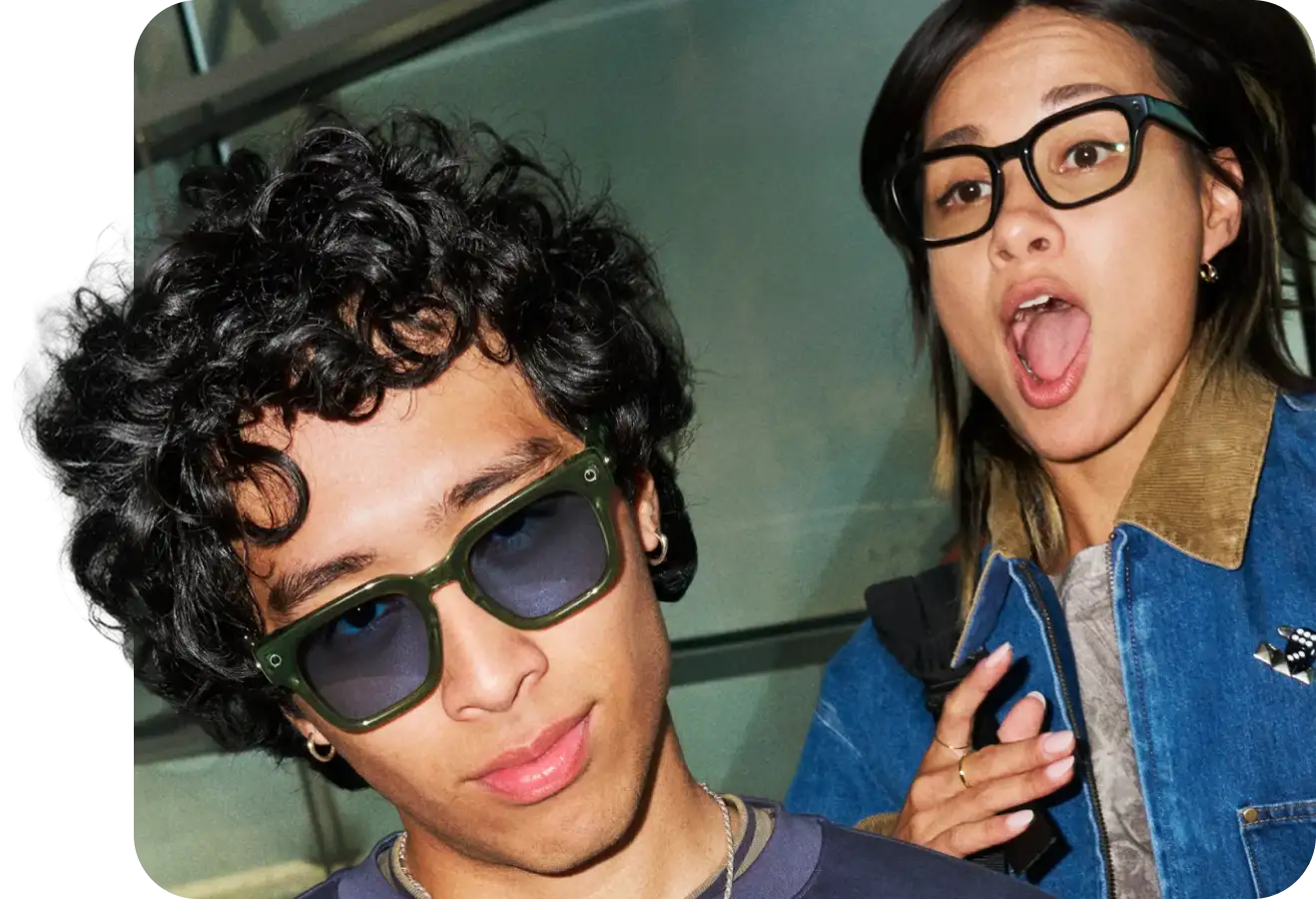 Zwei junge Menschen mit Meta Glasses machen ein Selfie