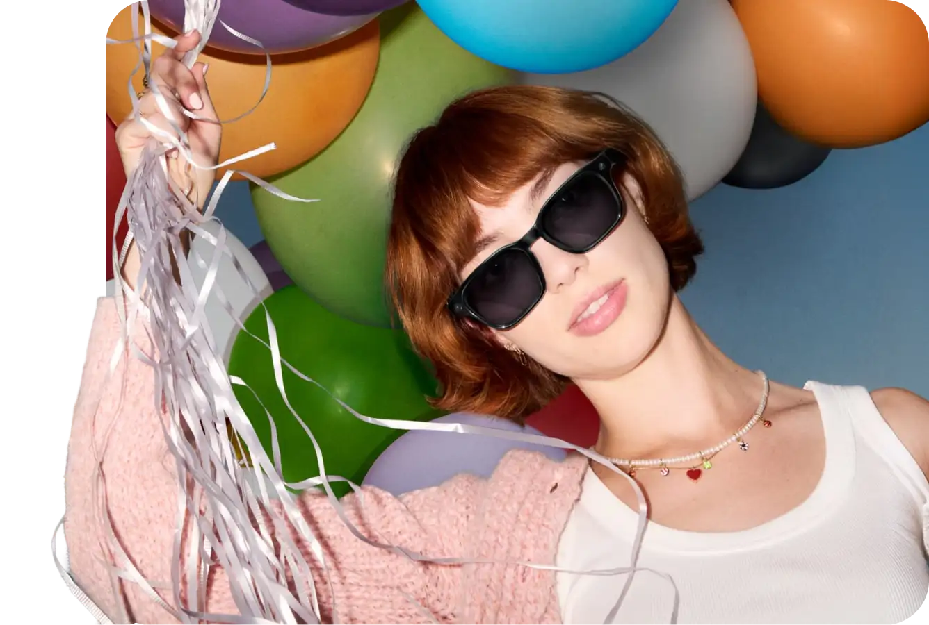Frau mit Meta Glasses vor bunten Luftballons