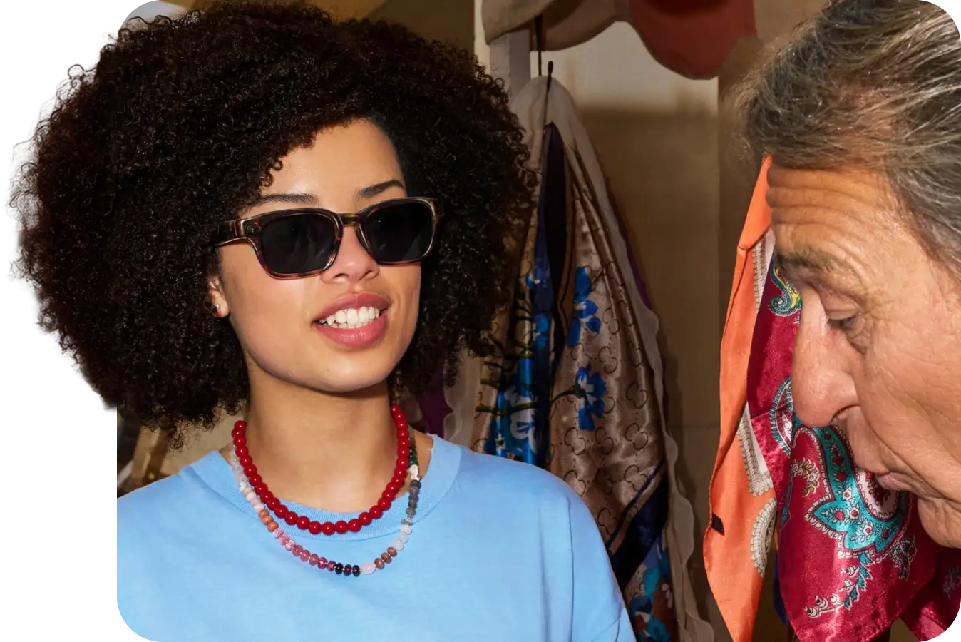 Frau mit Meta Glasses im Gespräch mit einem Händler auf einem Markt