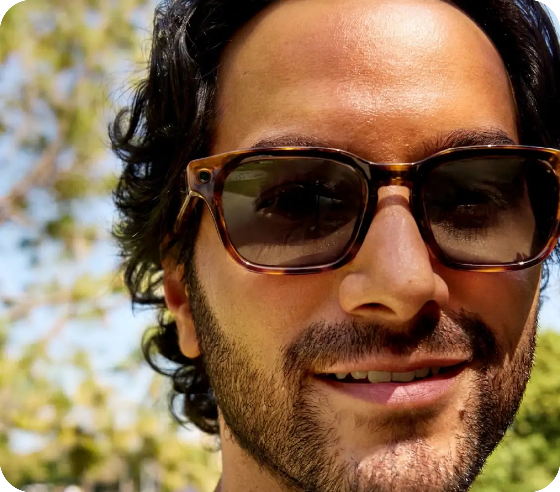 Mann mit Meta Glasses in havanna-brauner Fassung