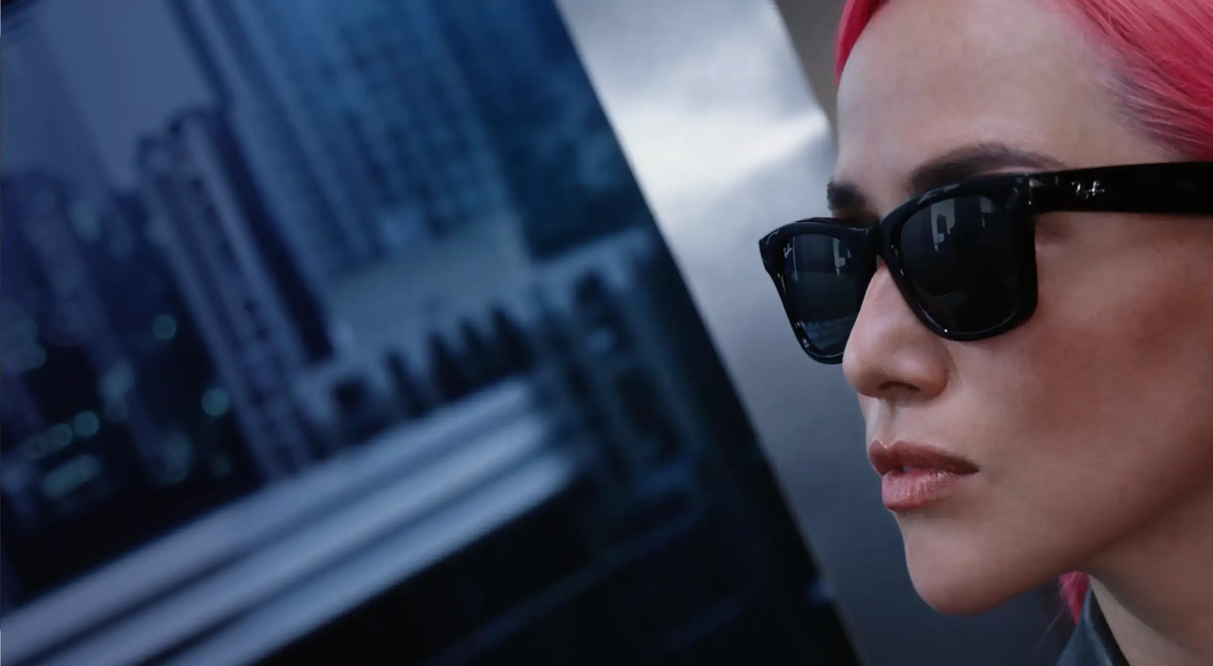Frau mit Ray-Ban Meta Sonnenbrille vor einer Hochhauskulisse