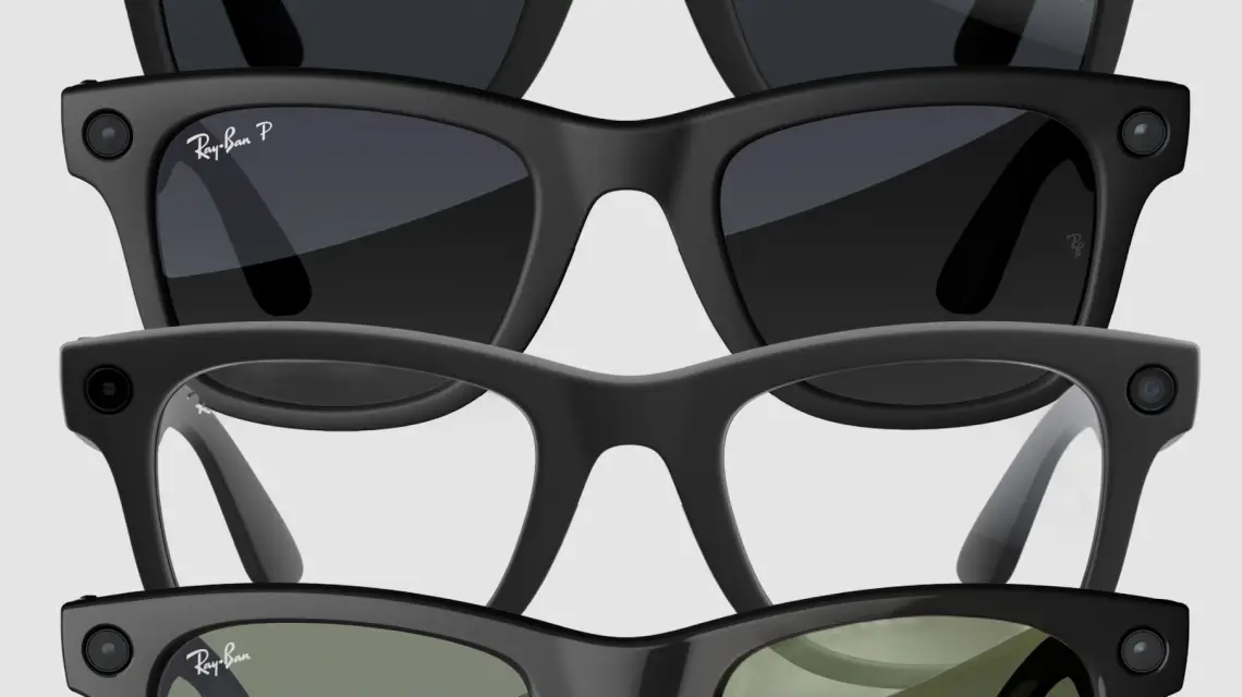 Drei Ray-Ban Meta Brillen übereinander gestapelt