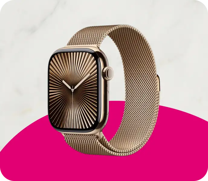 Goldene Apple Watch Series 10 mit Metallarmband vor grauem und magentafarbenem Hintergrund.