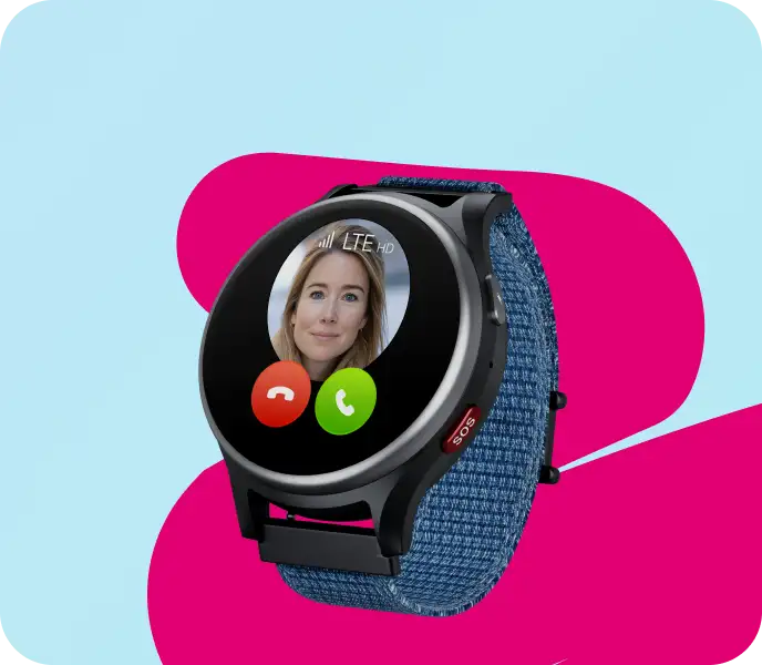 Schwarze Anio 6 Kinderuhr mit blauem Armband vor grauem und magentafarbenem Hintergrund.