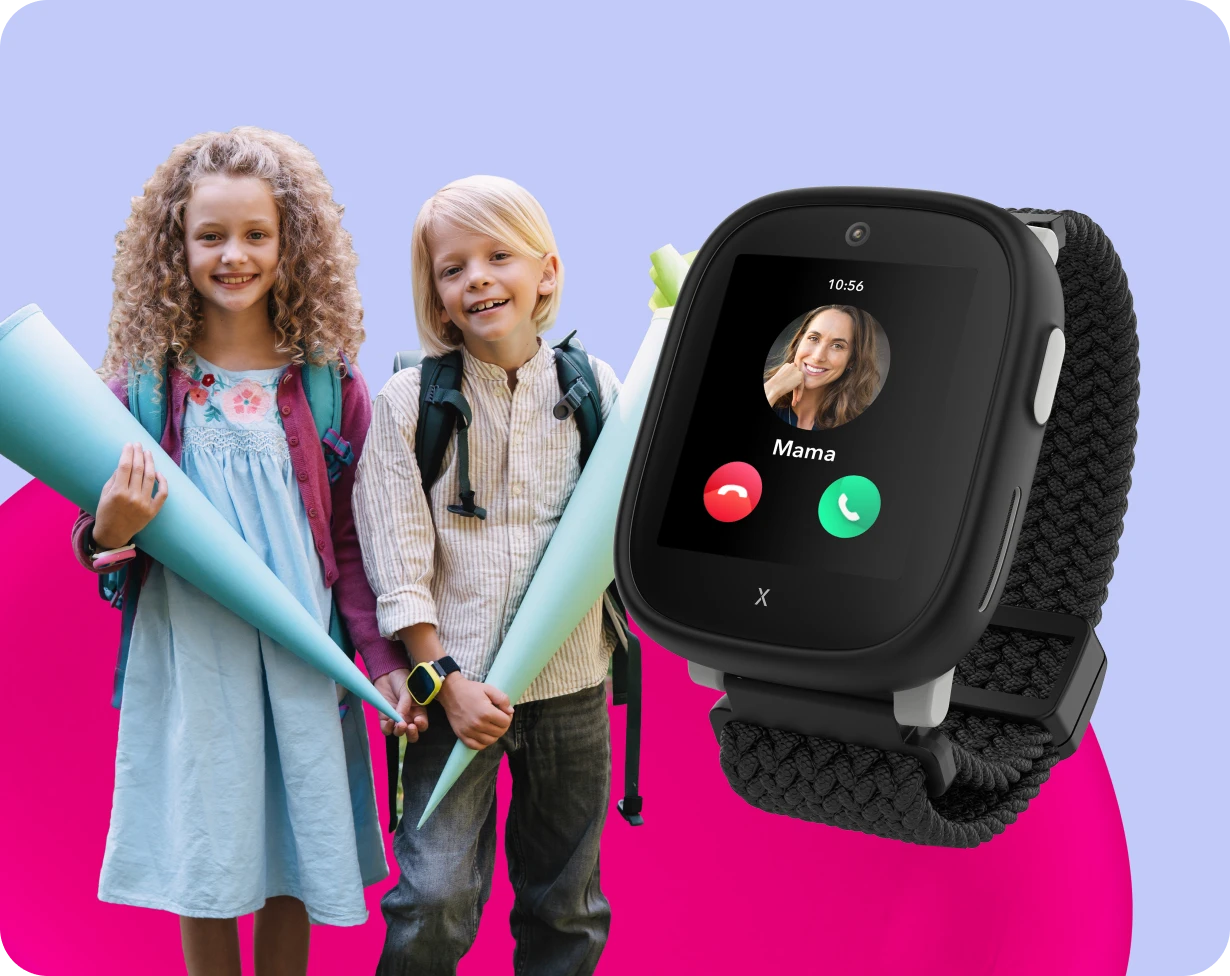 Schwarze Xplora Kidswatch mit Geflechtsarmband zeigt einen eingehenden Anruf (Mama); daneben zwei austauschbare Rahmen in Pink und Neongrün.