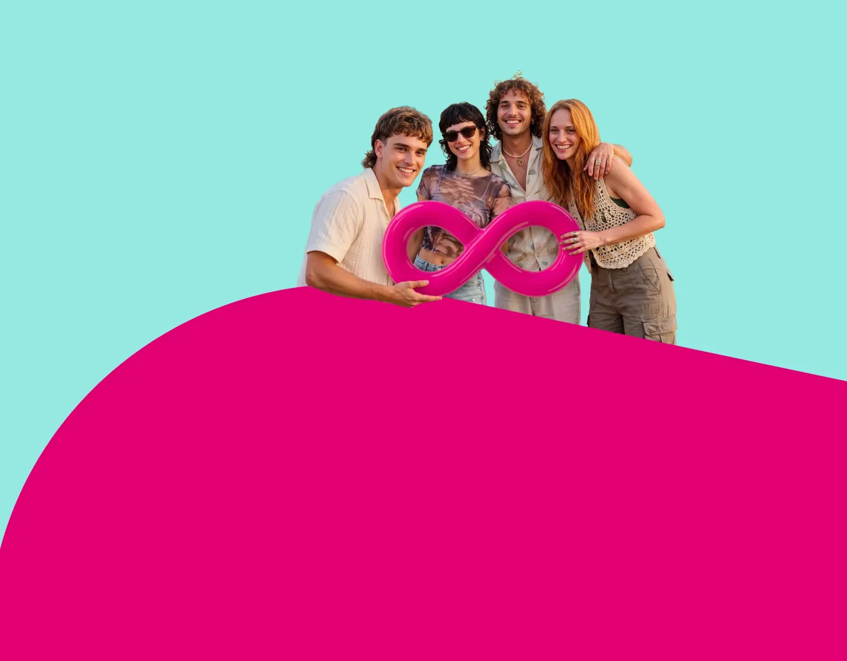 Eine fröhliche Gruppe von jungen Leuten hält ein magentafarbenes Unendlichkeitszeichen in den Händen