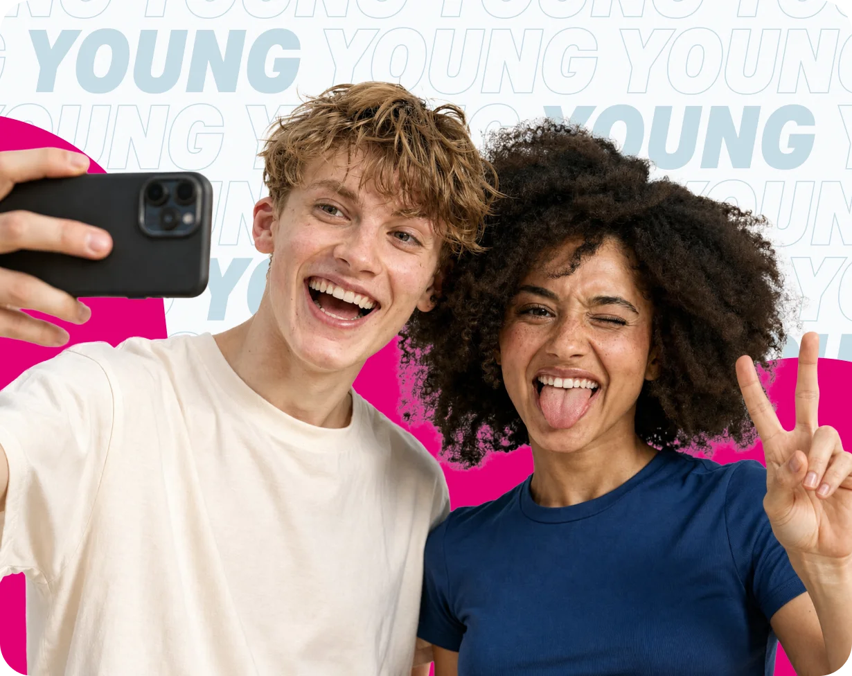 Ein junger Mann und eine junge Frau machen fröhlich ein Selfie mit dem Smartphone
