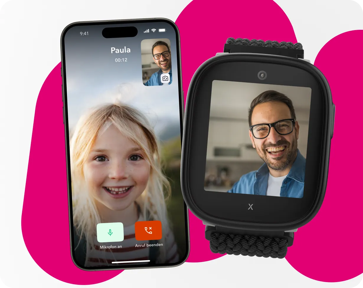 Smartphone mit Videoanruf eines lachenden Mädchens neben einer schwarzen XPLORA Kids Watch, auf deren Display ein lachender Mann im Videoanruf zu sehen ist