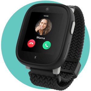 Die Kids Watch XPLORA X6 Play eSIM (2025) in der Farbe Lime. Im Display sieht man, dass die Mama anruft.