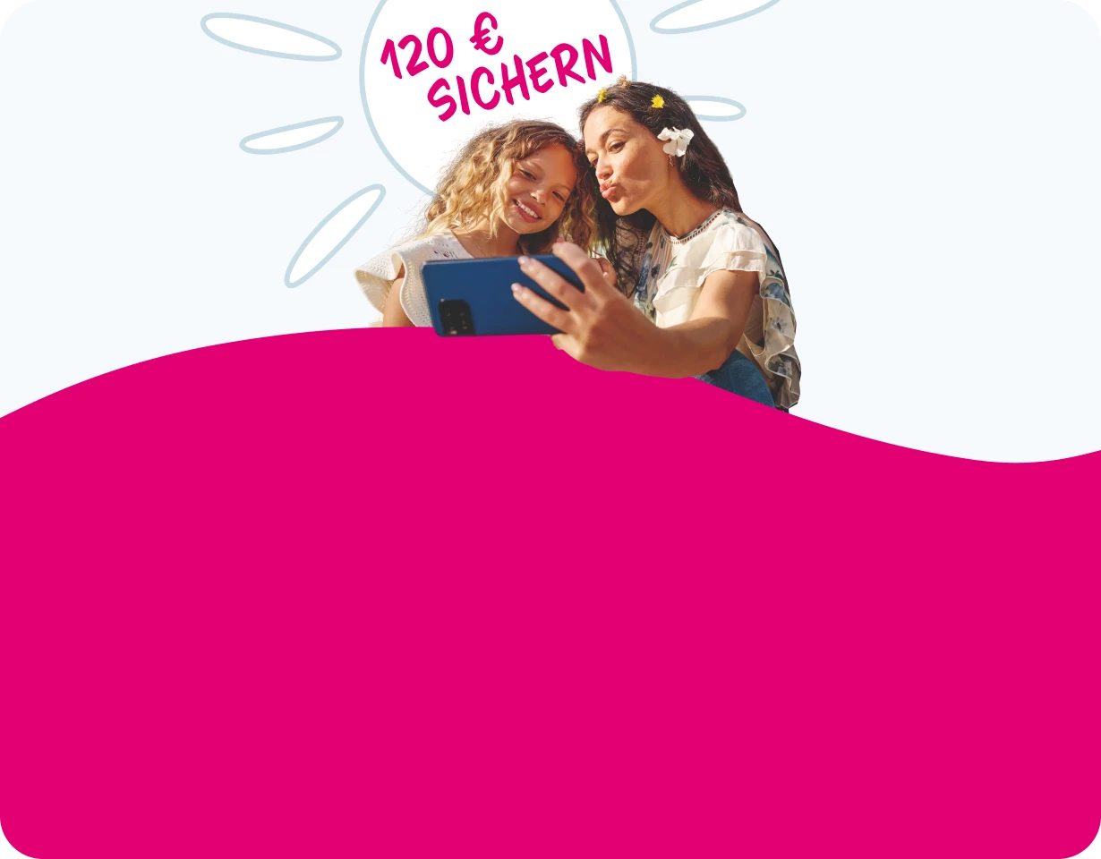 Zwei junge Frauen machen ein Selfie mit einem Smartphone.