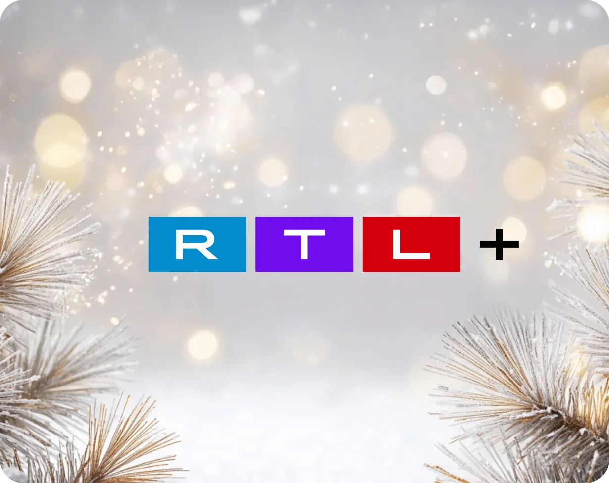 RTL+ Logo auf weihnachtlichem Hintergrund mit Tannenzweigen und goldenem Funkeln