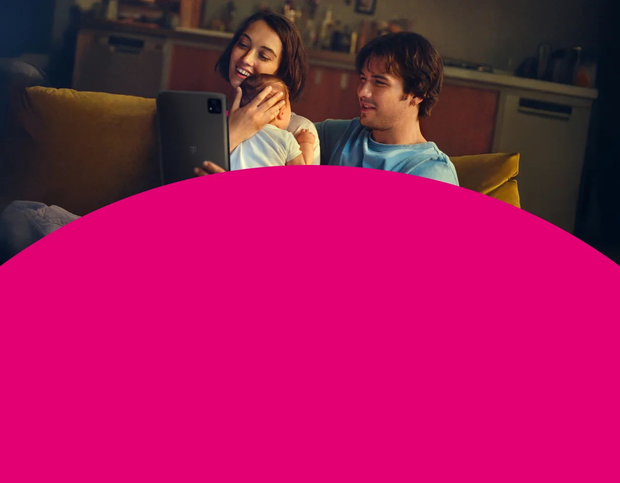 Junge Familie genießt schnelles Internet auf einem Tablet mit 250 MBit/s Angebot der Telekom