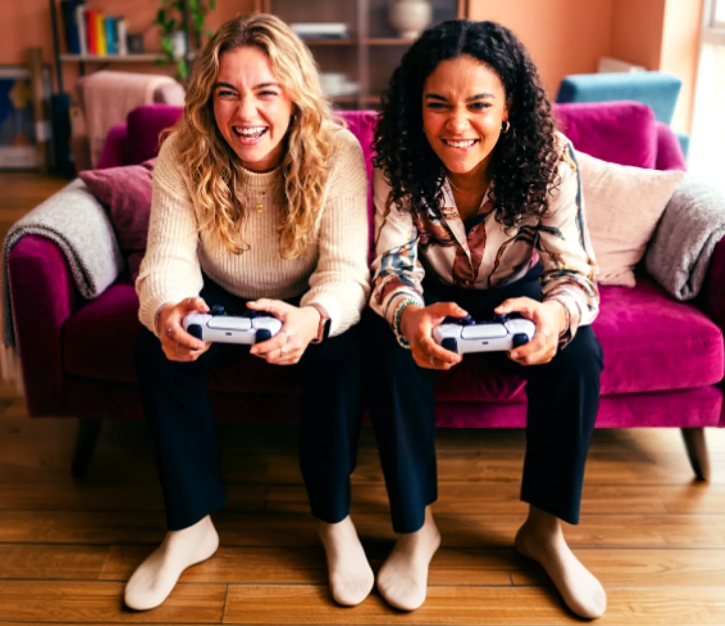 Zwei Frauen spielen an einer Konsole Videospiele