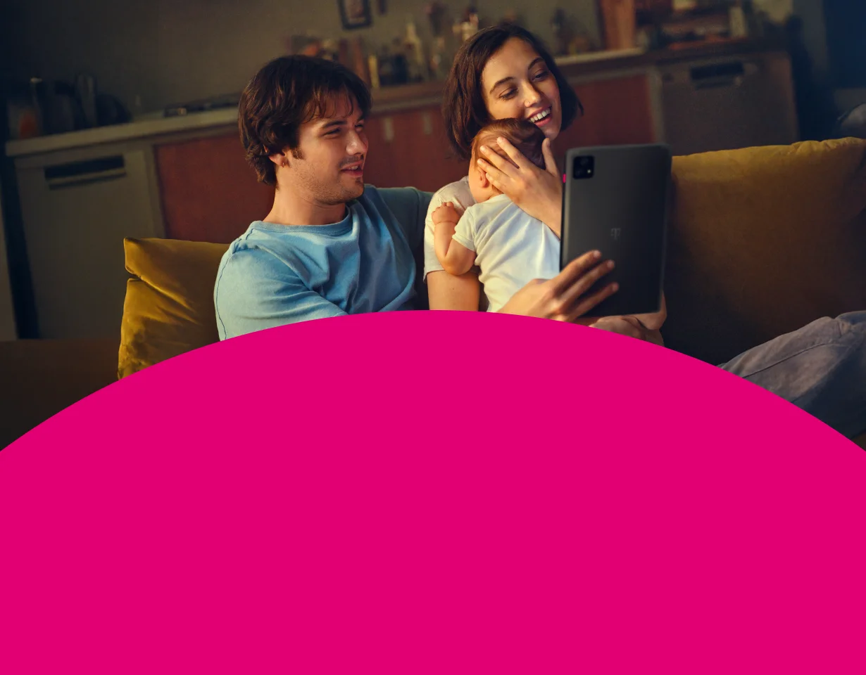 Junge Familie genießt schnelles Internet auf einem Tablet mit 250 MBit/s Angebot der Telekom