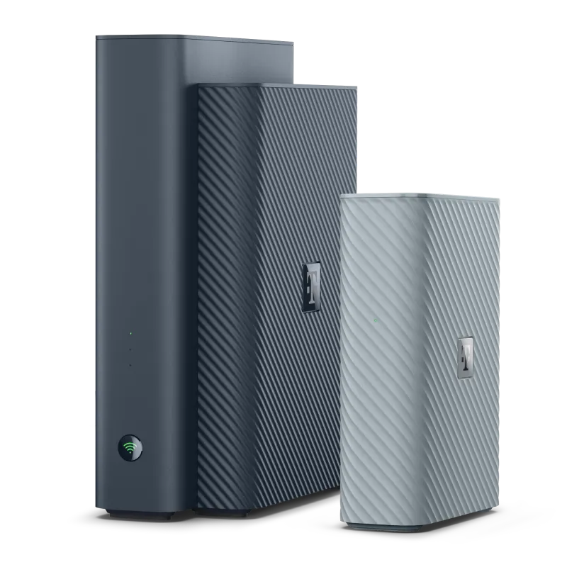 Speedport 7 Router in Atlantic Blue und Speedport 7 WLAN-Verstärker Plus in Basalt Blue – Frontansicht nebeneinander