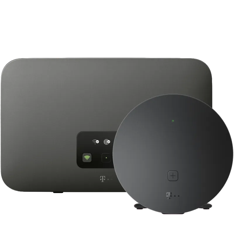 Telekom Speedport Smart 4 Router neben dem Speed Home WLAN Verstärker in Weiß
