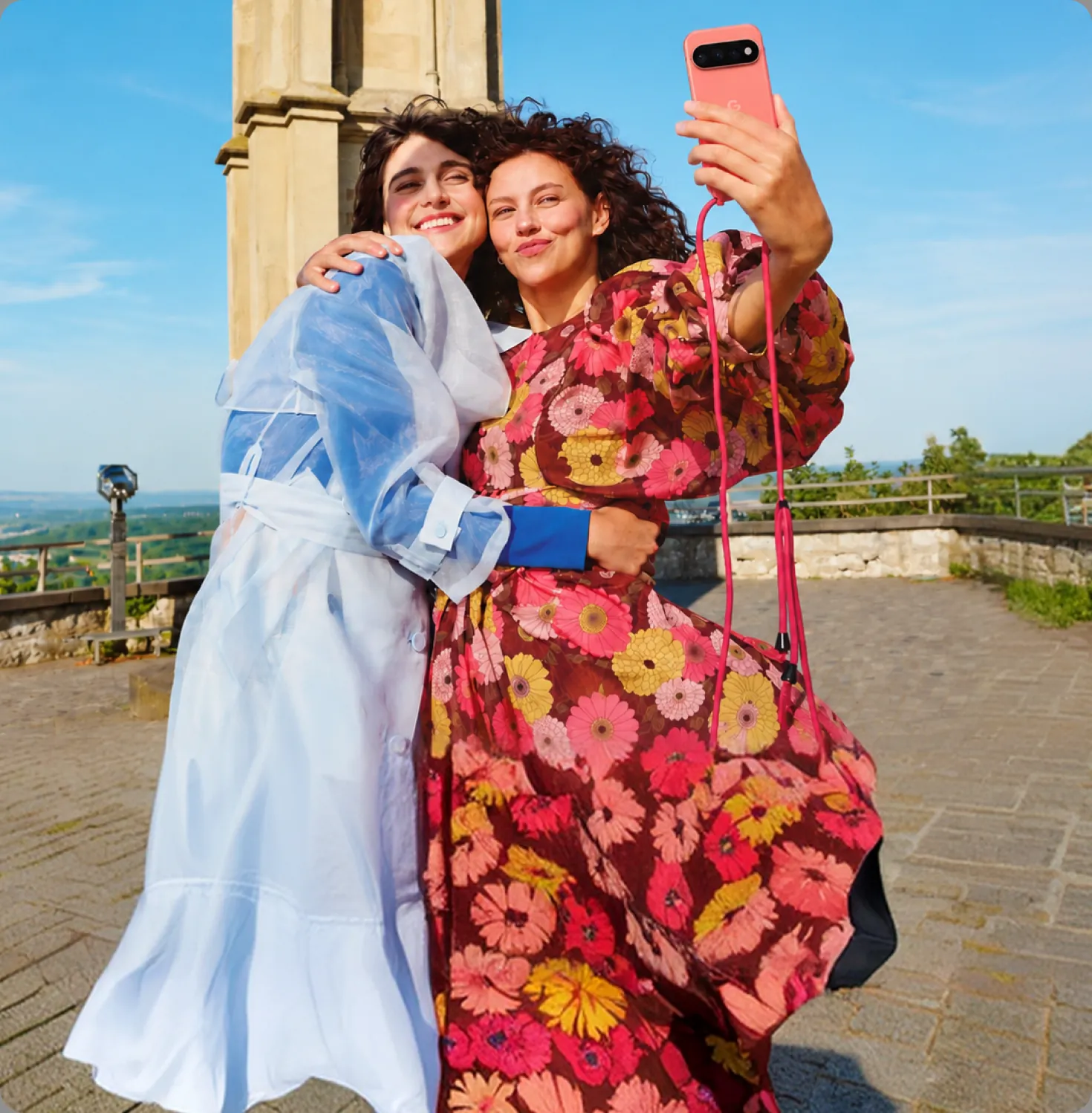 Zwei Frauen fotografieren sich mit einem Smartphone bei einem Ausflug