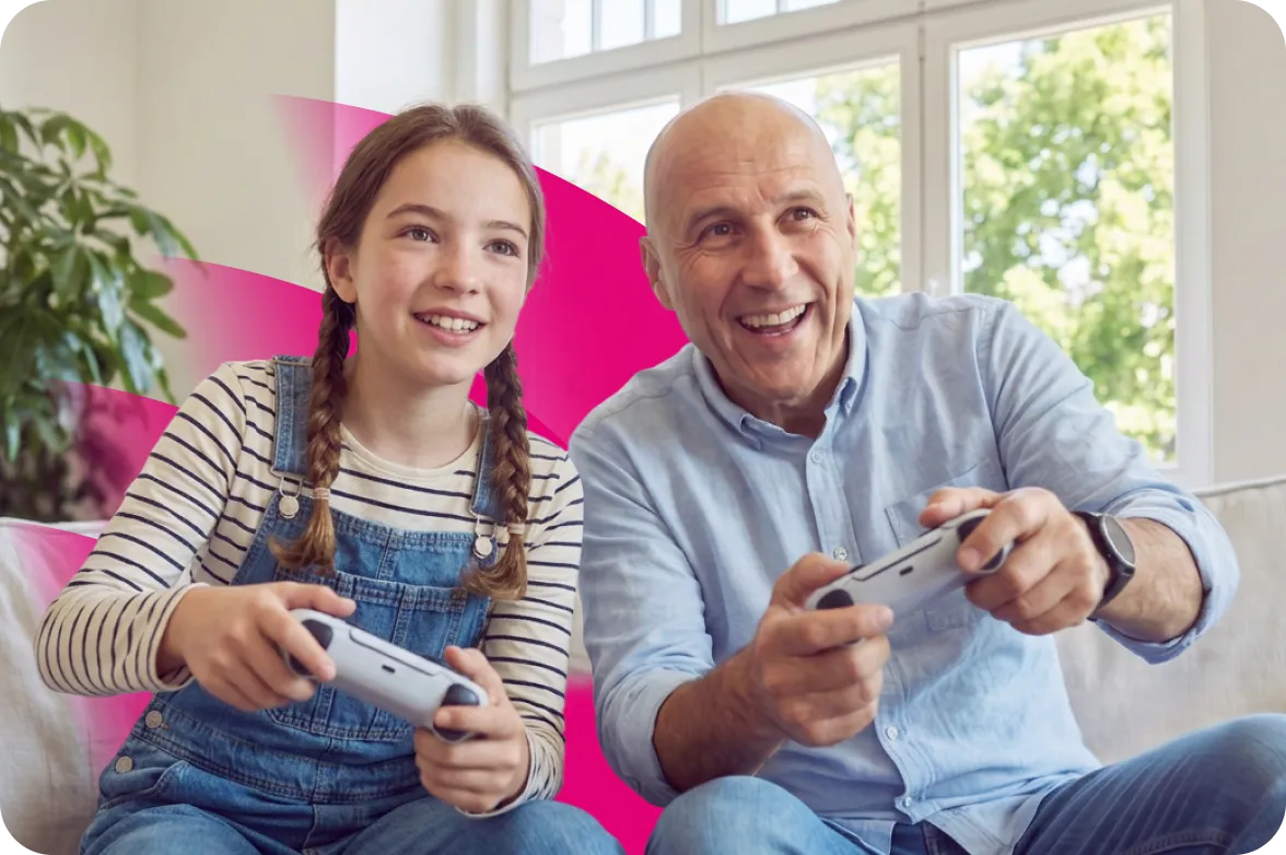 Mädchen und Großvater spielen gemeinsam ein Videospiel