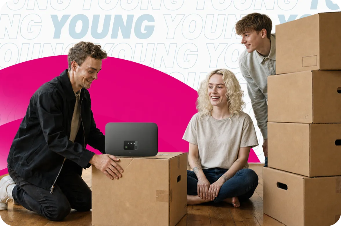 Junges Paar schaut gemeinsam auf einen Laptop in der eigenen Wohnung